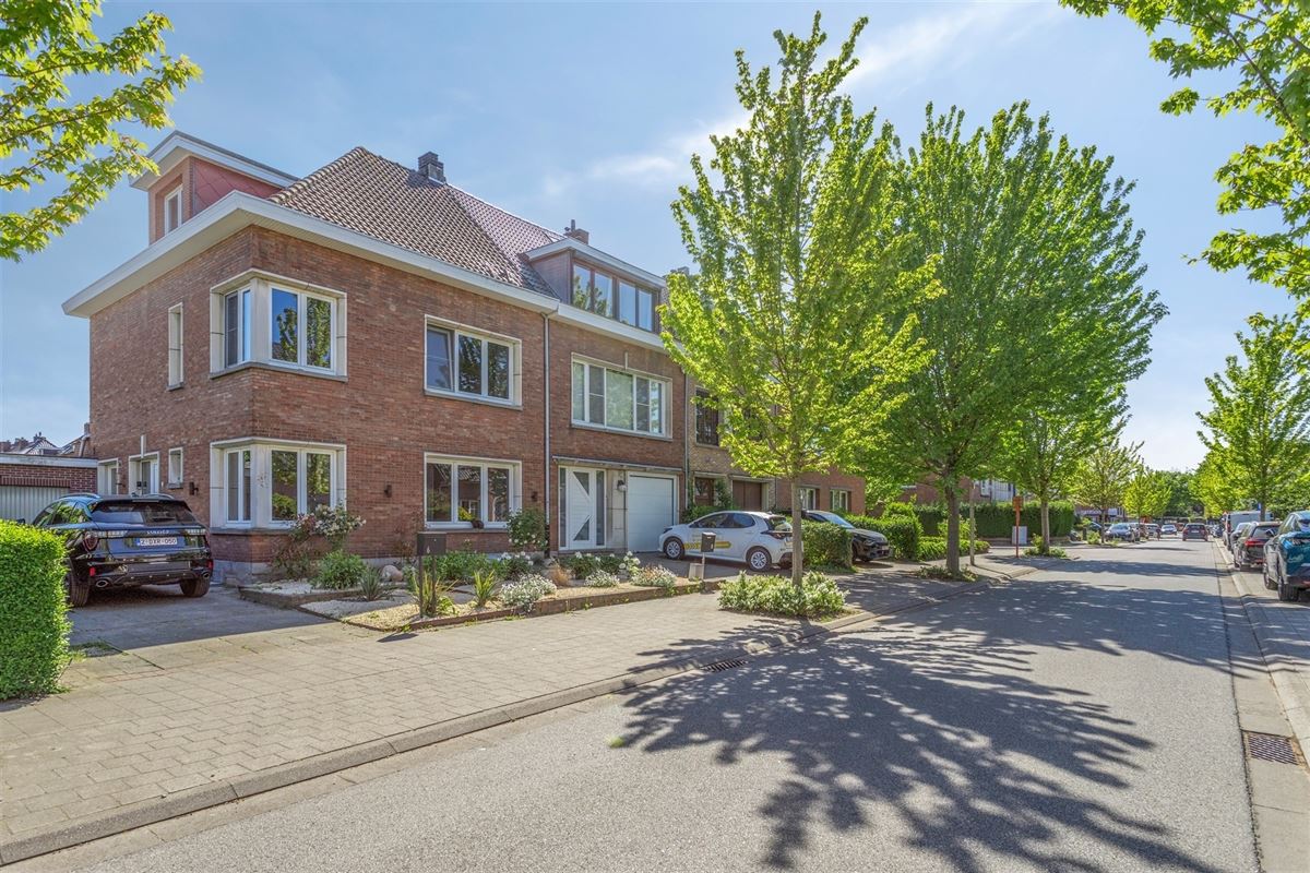 Instapklare halfopen bebouwing met garage te Edegem