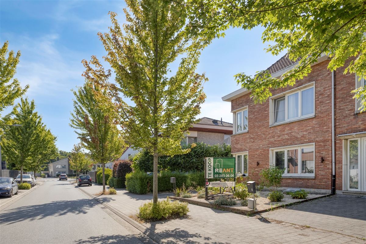 Instapklare halfopen bebouwing met garage te Edegem