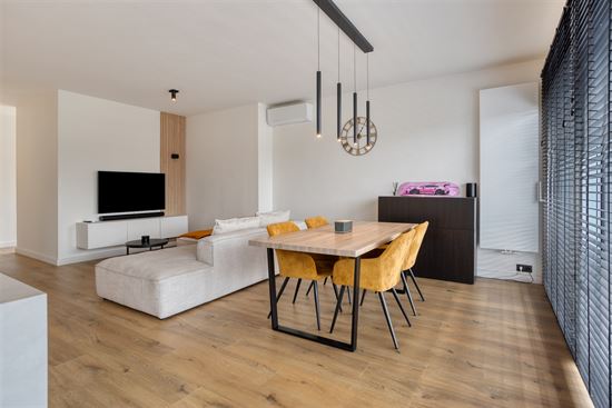 Volledig Gerenoveerd appartement met 3 Slaapkamers en terras