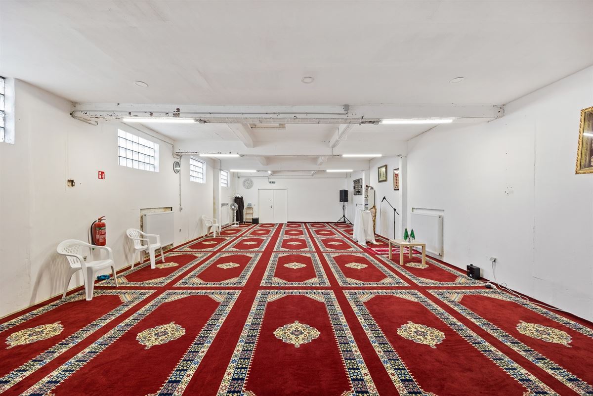 Handelsruimte met magazijn van 330 m2