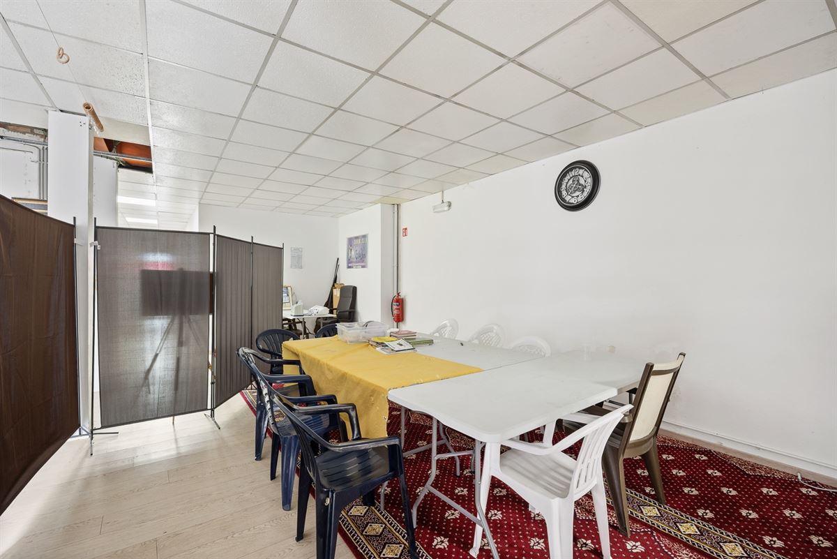 Handelsruimte met magazijn van 330 m2