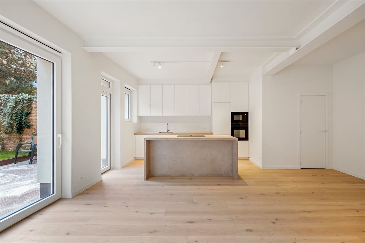 Gerenoveerd gelijkvloers appartement met tuin