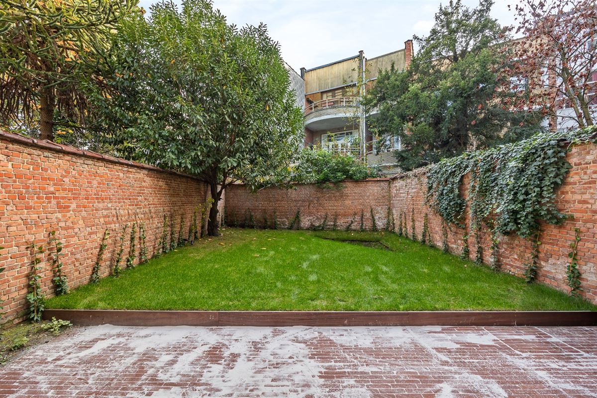 Gerenoveerd gelijkvloers appartement met tuin