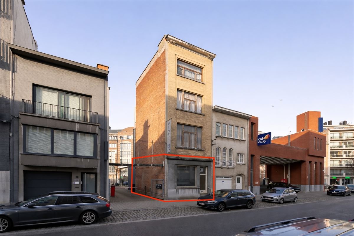 Casco Handelspand met Twee Ingangen in Antwerpen‑Centrum