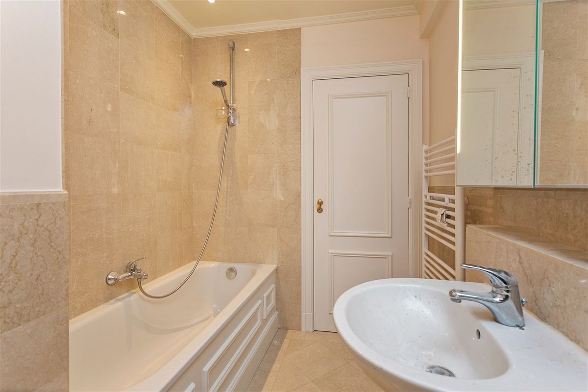 Volledig gerenoveerd, stijlvol en zonnig appartement van 145 m²