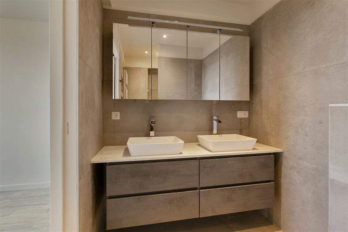 Volledig gerenoveerd, stijlvol en zonnig appartement van 145 m²
