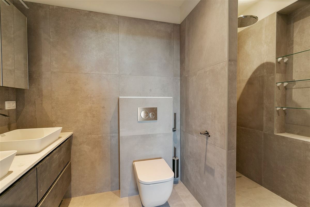 Volledig gerenoveerd, stijlvol en zonnig appartement van 145 m²