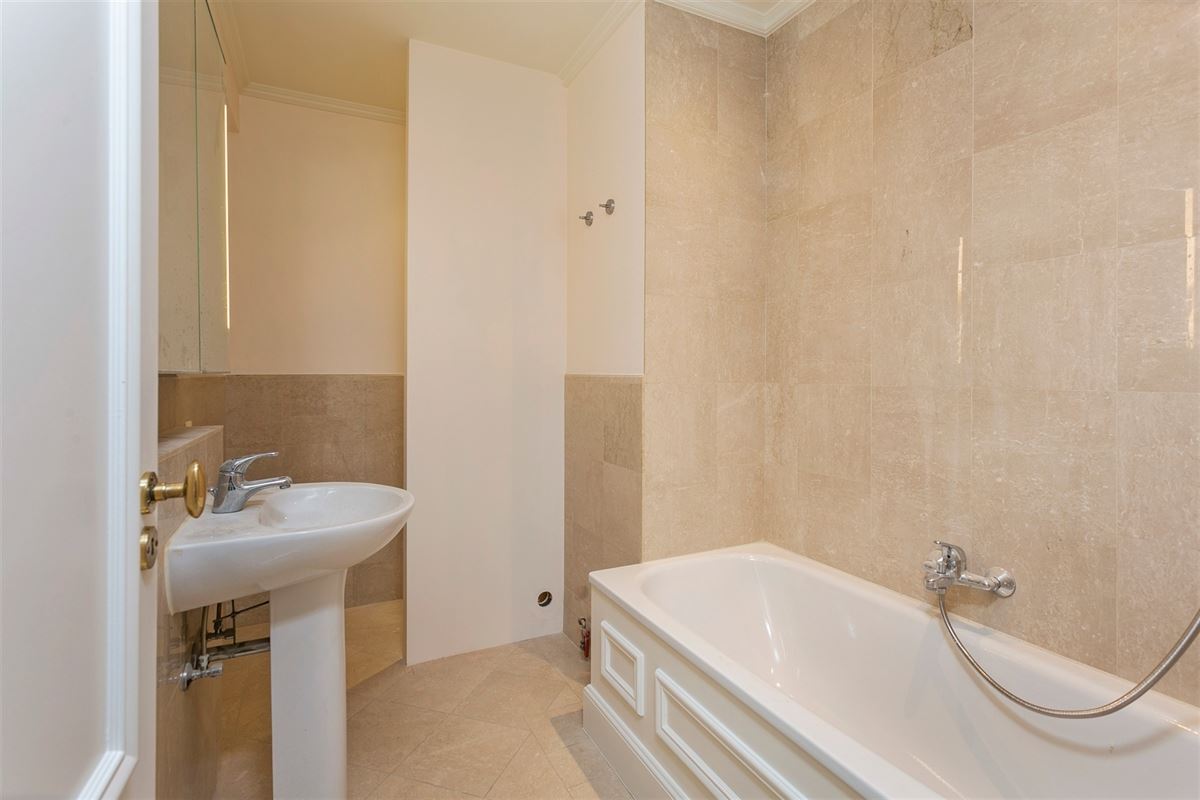Volledig gerenoveerd, stijlvol en zonnig appartement van 145 m²
