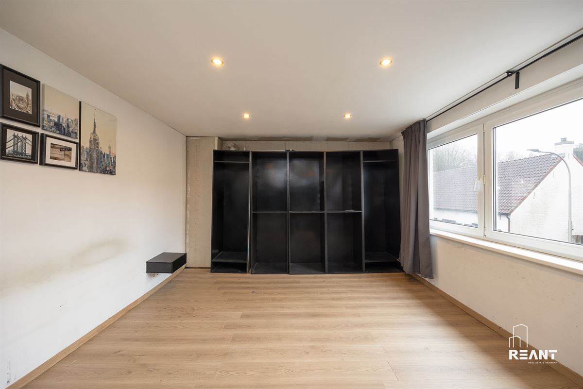 HOB met polyvalente bijwoning op 740 m² te Brasschaat.
