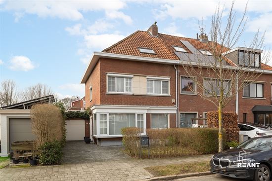 Halfopen bebouwing op toplocatie in de Molenveldwijk te Edegem