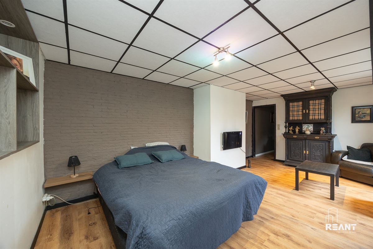 HOB met polyvalente bijwoning op 740 m² te Brasschaat.