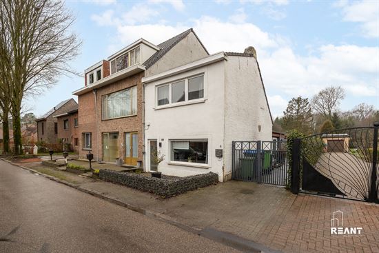 HOB met polyvalente bijwoning op 740 m² te Brasschaat.