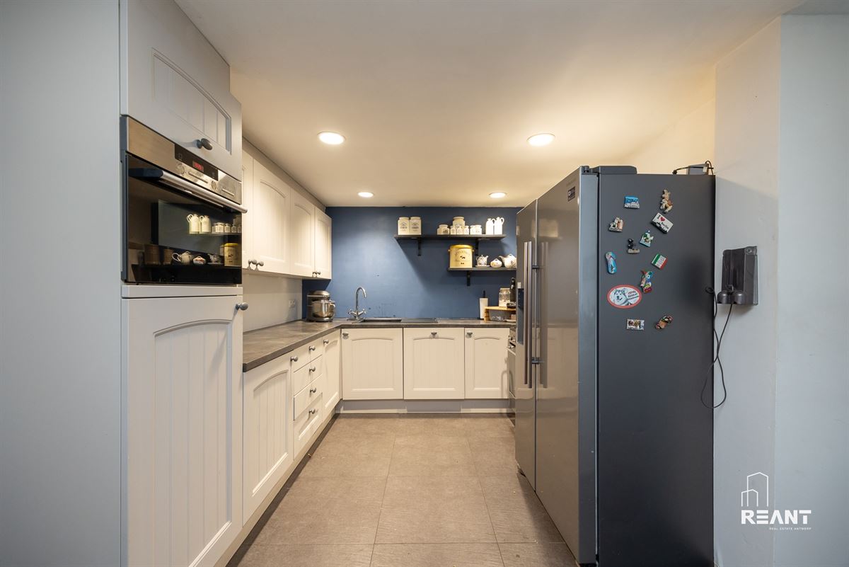 HOB met polyvalente bijwoning op 740 m² te Brasschaat.