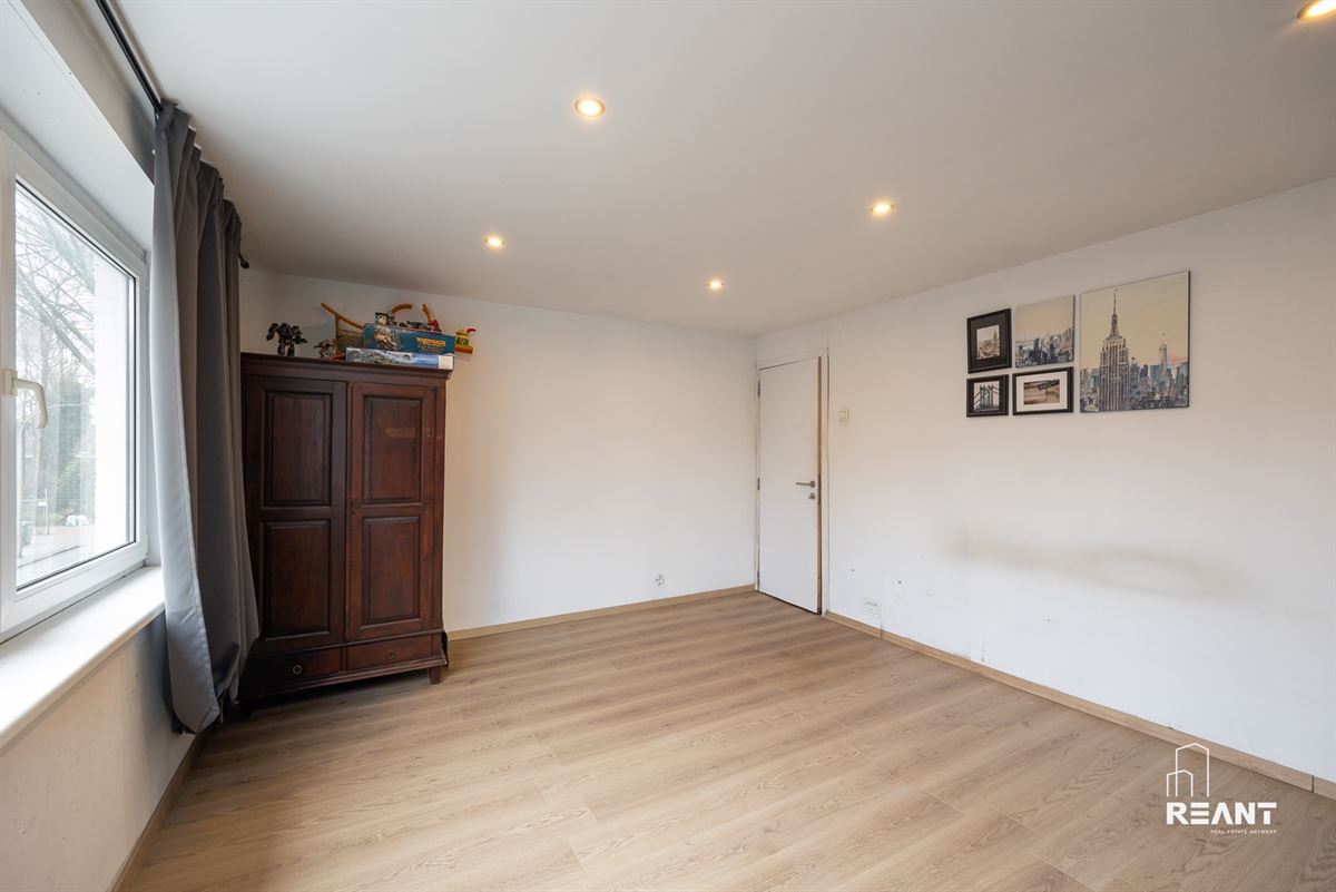 HOB met polyvalente bijwoning op 740 m² te Brasschaat.