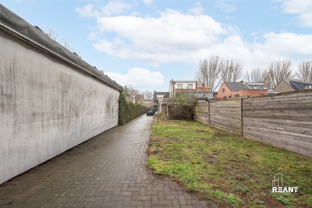 HOB met polyvalente bijwoning op 740 m² te Brasschaat.