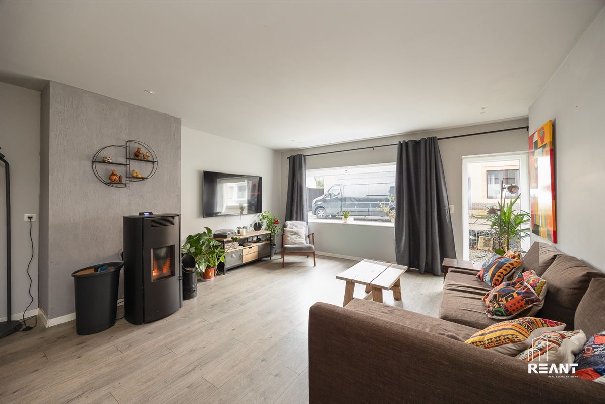 HOB met polyvalente bijwoning op 740 m² te Brasschaat.