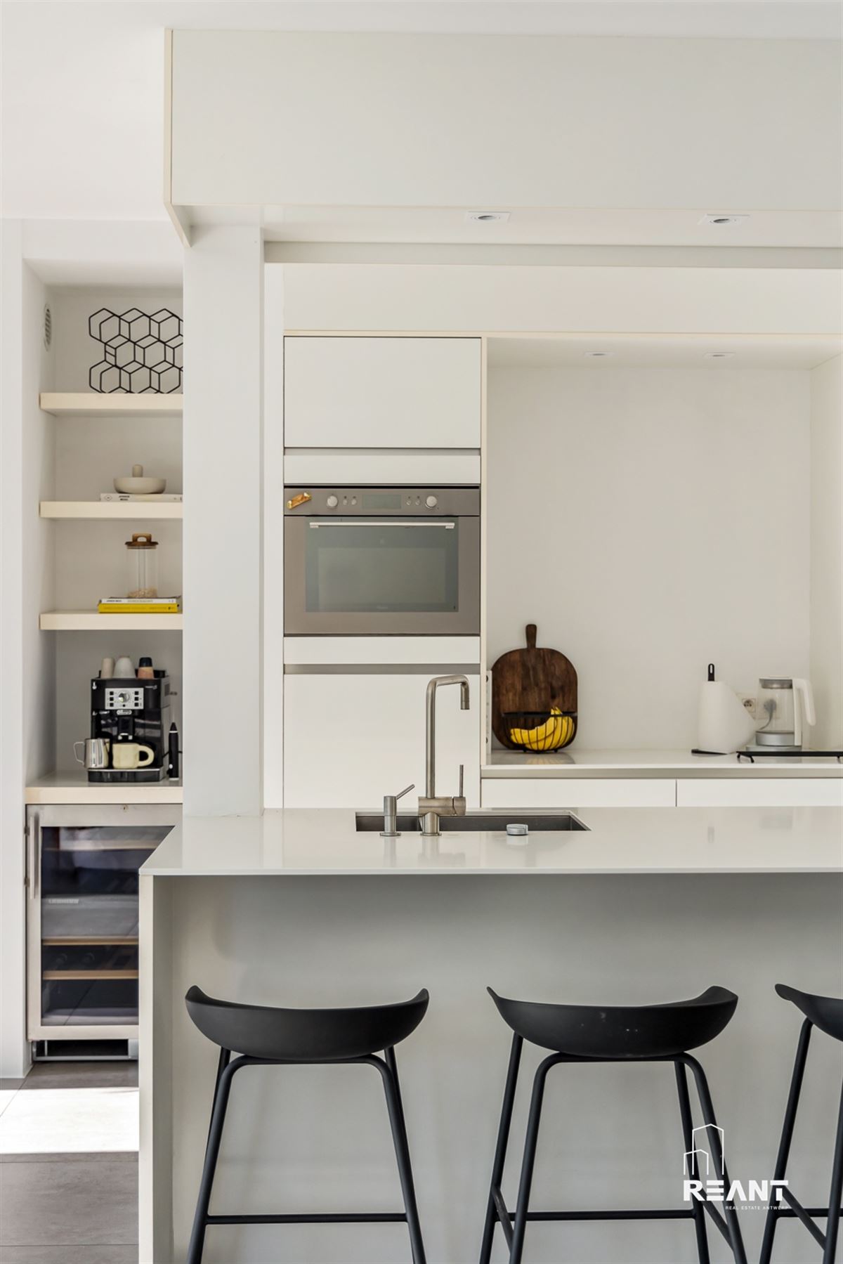 Instapklare woning met 4 slaapkamers, tuin en garagebox.