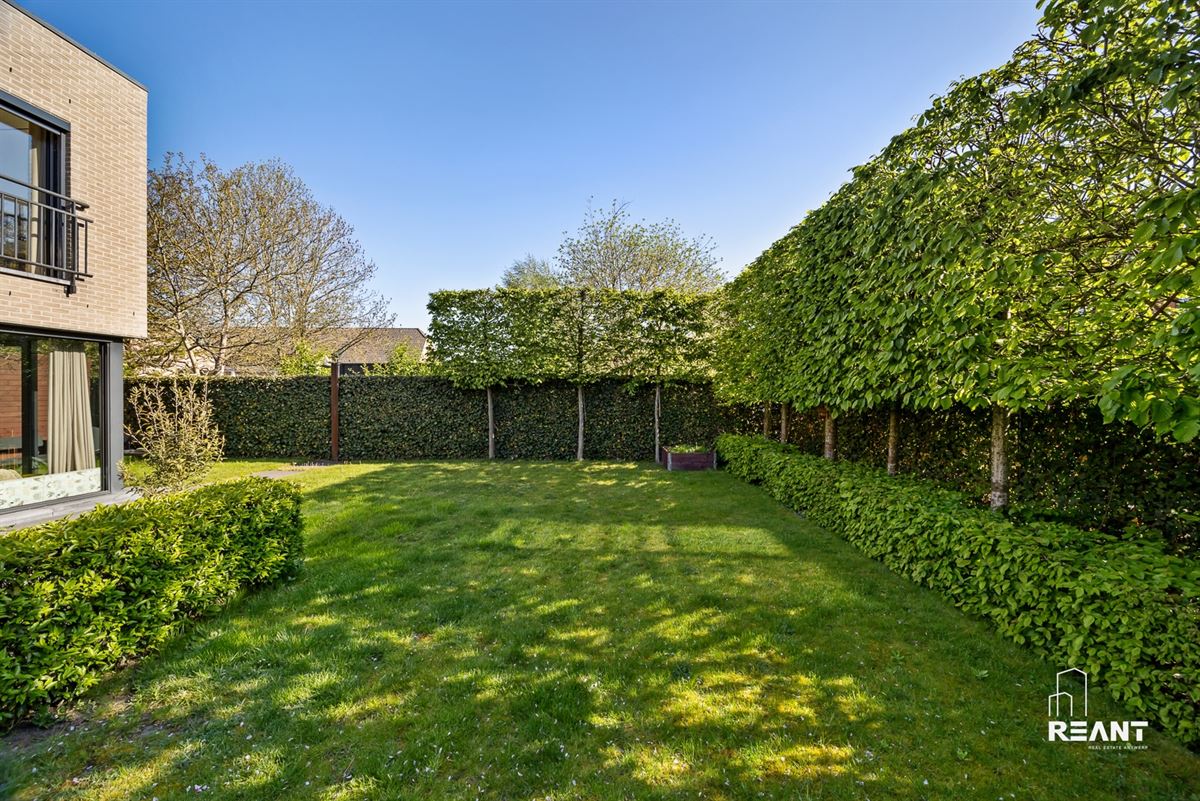 Instapklare woning met 4 slaapkamers, tuin en garagebox.