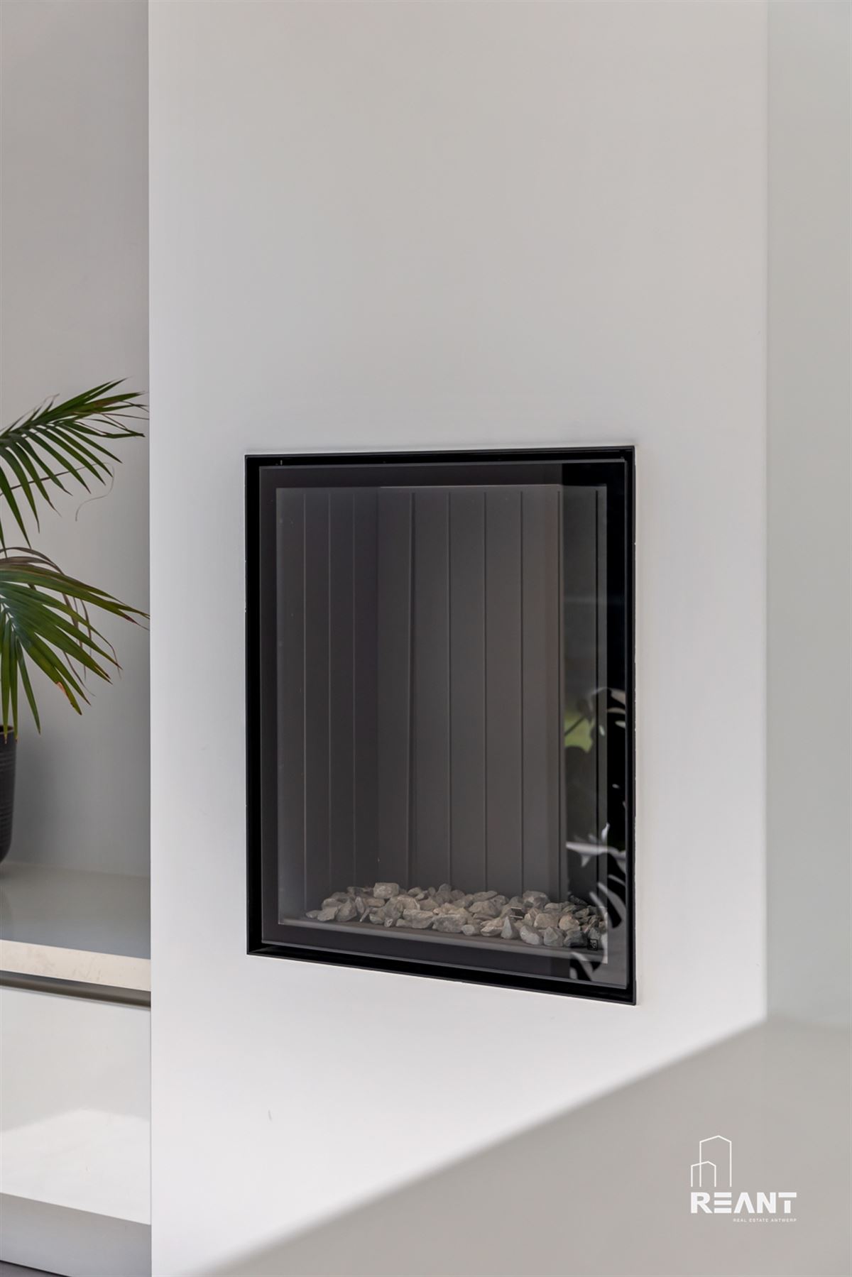 Instapklare woning met 4 slaapkamers, tuin en garagebox.