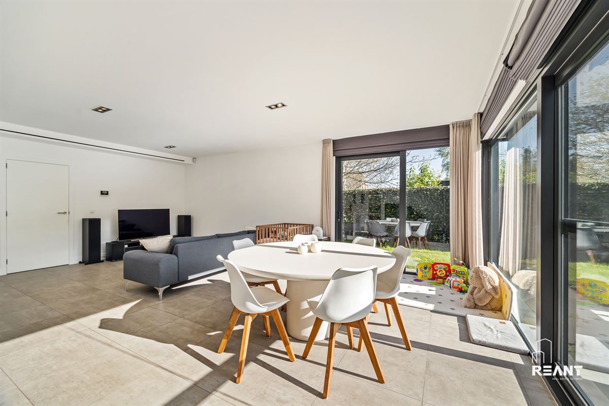 Instapklare woning met 4 slaapkamers, tuin en garagebox.