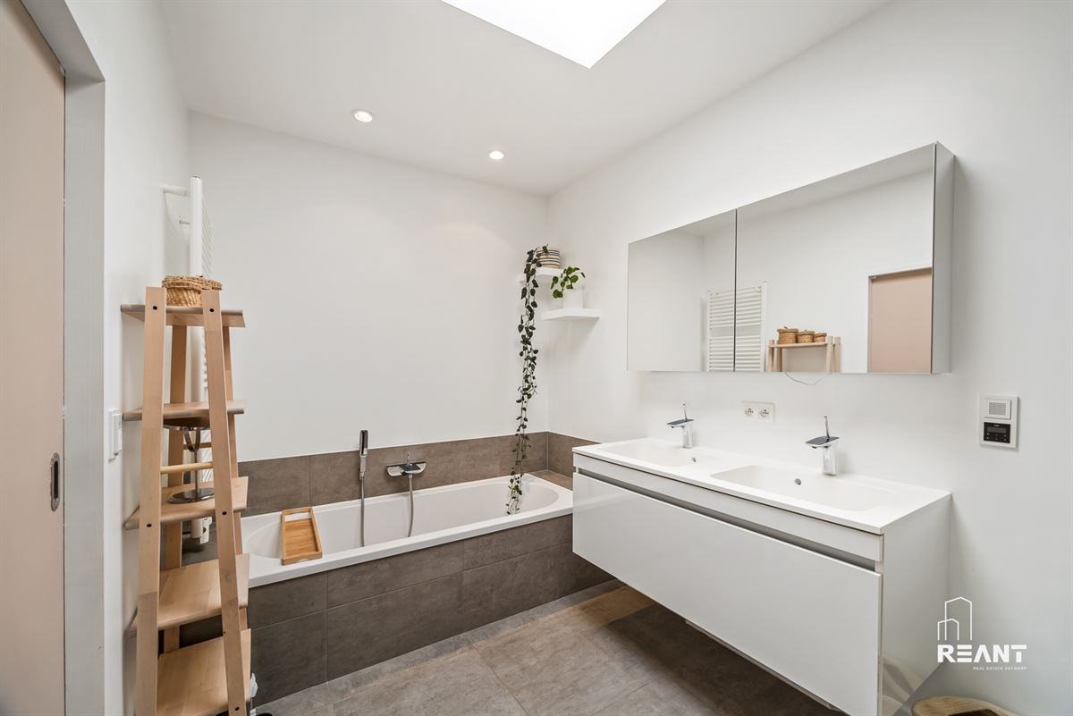 Instapklare woning met 4 slaapkamers, tuin en garagebox.