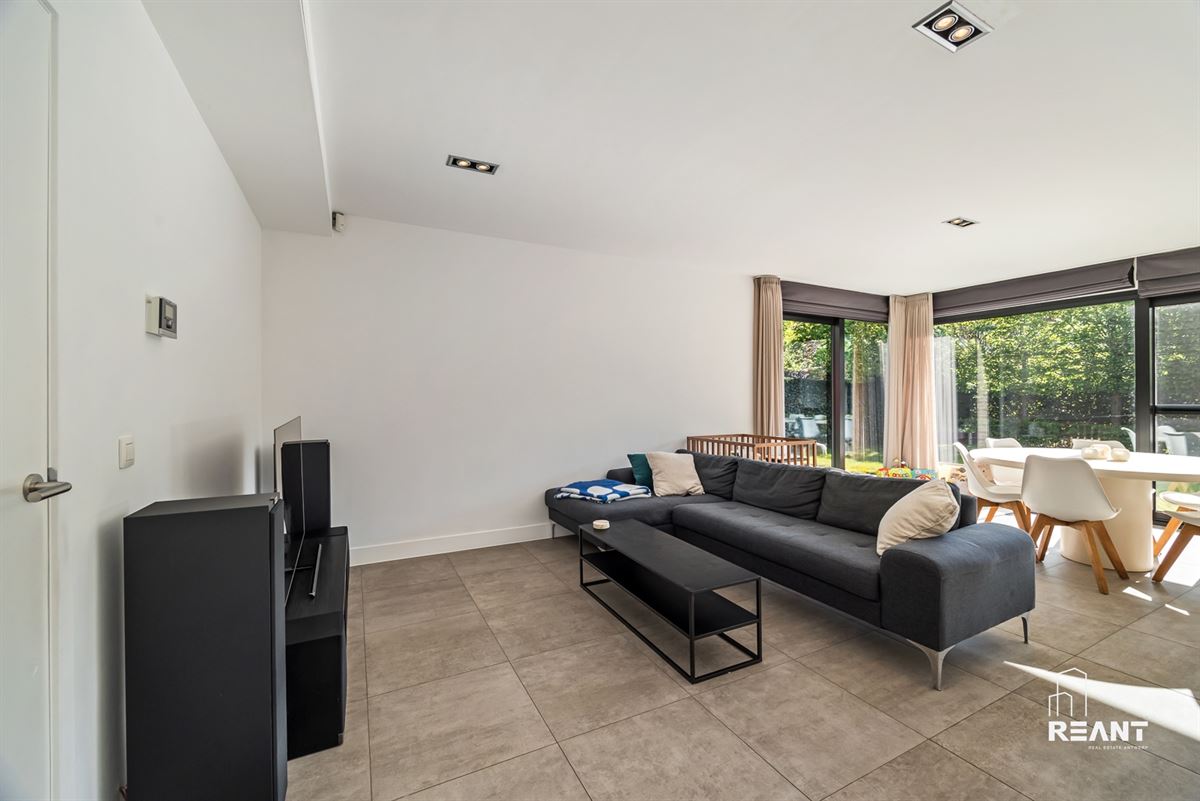 Instapklare woning met 4 slaapkamers, tuin en garagebox.