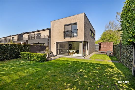 Instapklare woning met 4 slaapkamers, tuin en garagebox.
