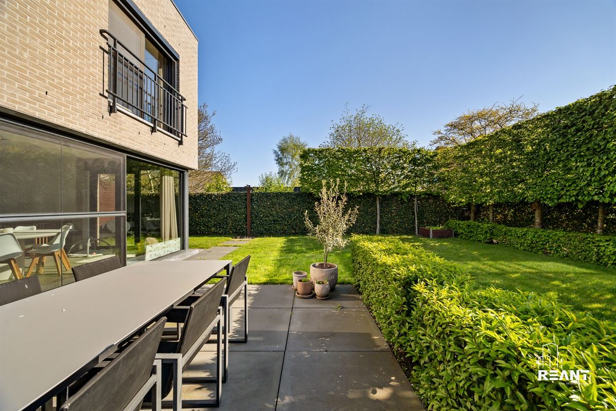 Instapklare woning met 4 slaapkamers, tuin en garagebox.