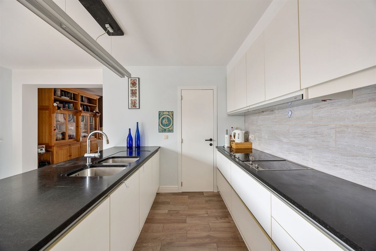 Gelijkvloers appartement met tuin en ruime garage/magazijn.
