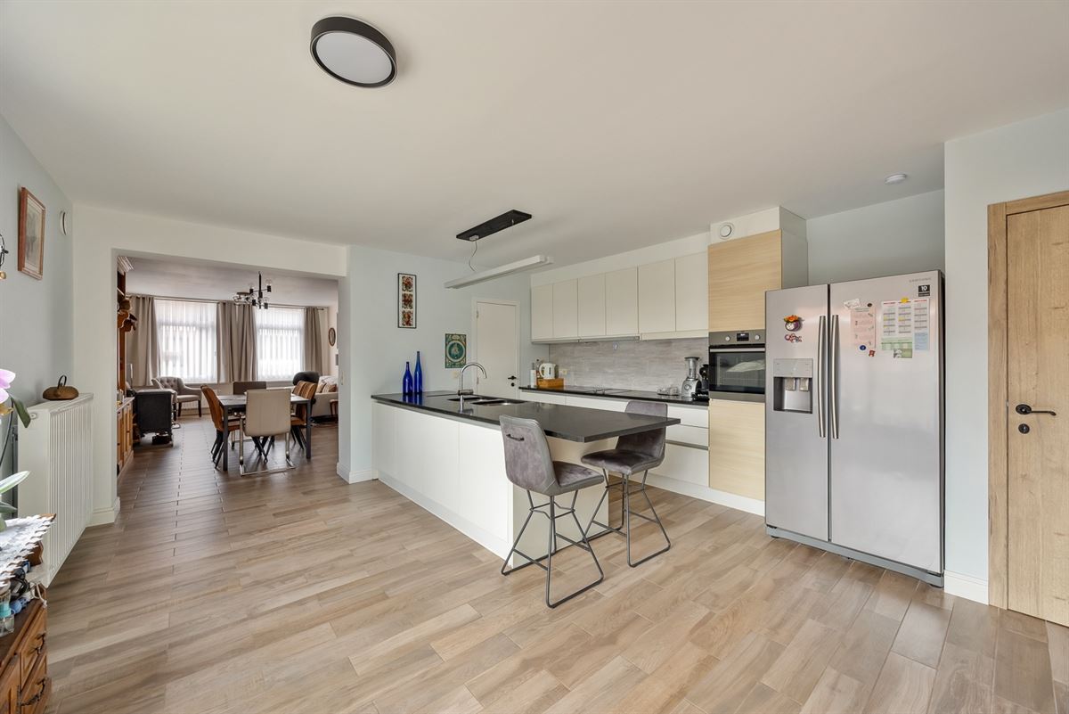 Gelijkvloers appartement met tuin en ruime garage/magazijn.