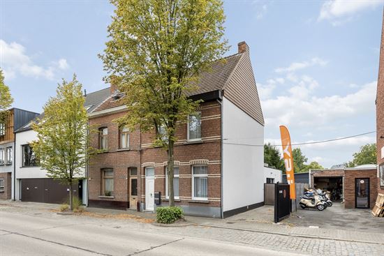 Gelijkvloers appartement met tuin en ruime garage/magazijn.