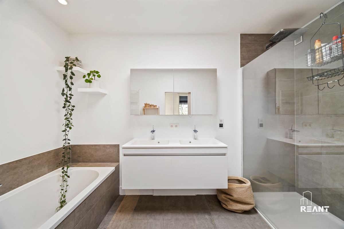 Instapklare woning met 4 slaapkamers, tuin en garagebox.