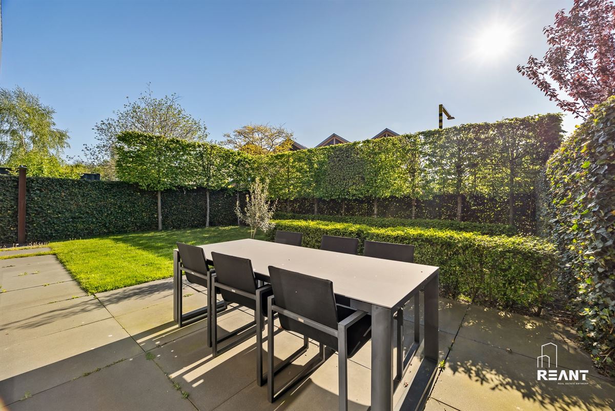 Instapklare woning met 4 slaapkamers, tuin en garagebox.