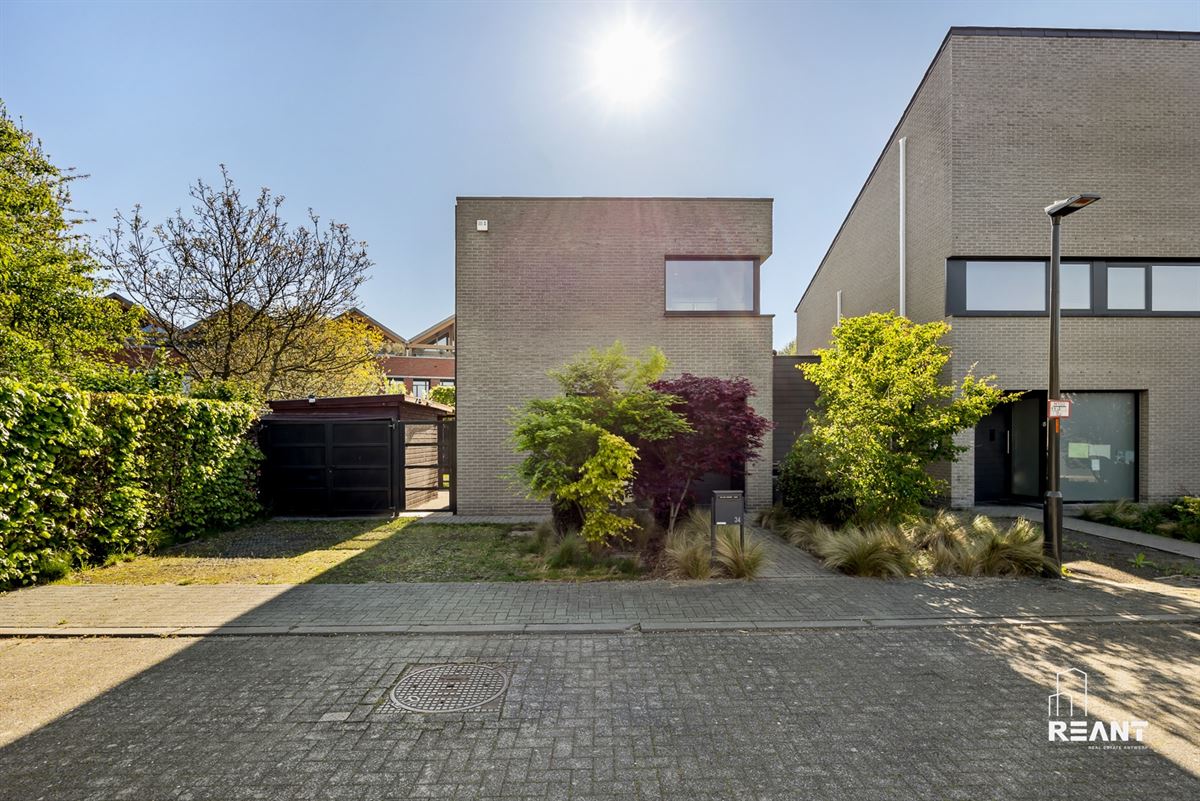 Instapklare woning met 4 slaapkamers, tuin en garagebox.