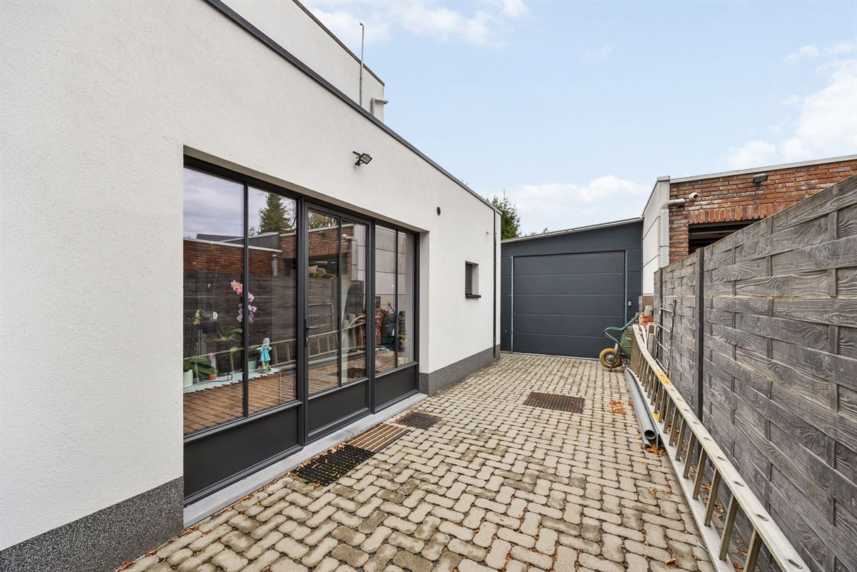 Gelijkvloers appartement met tuin en ruime garage/magazijn.