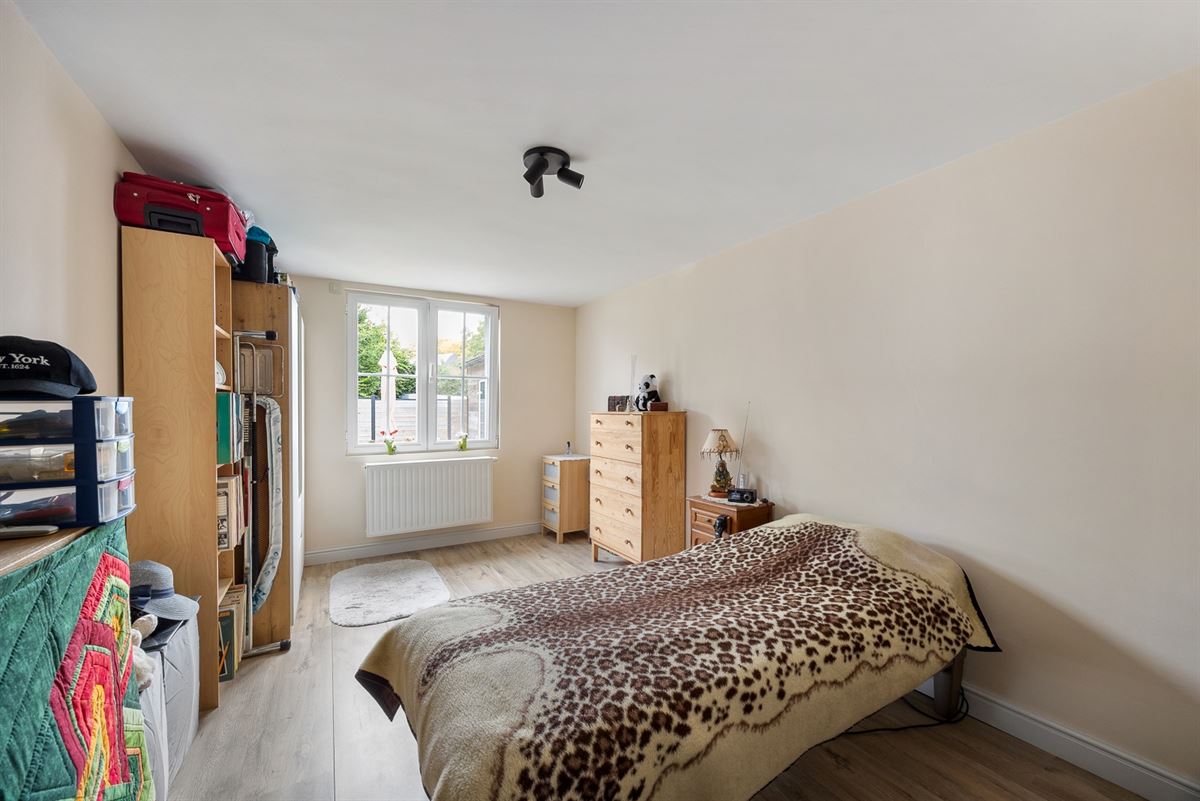 Gelijkvloers appartement met tuin en ruime garage/magazijn.