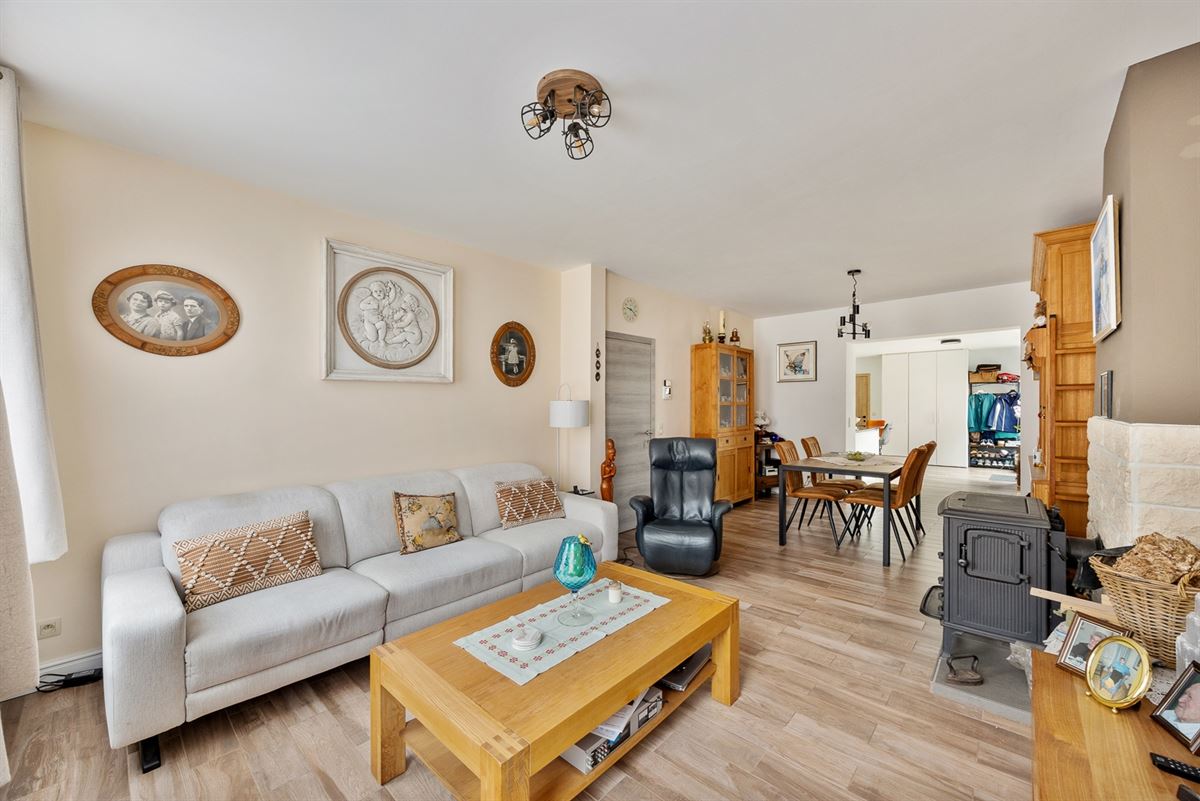 Gelijkvloers appartement met tuin en ruime garage/magazijn.