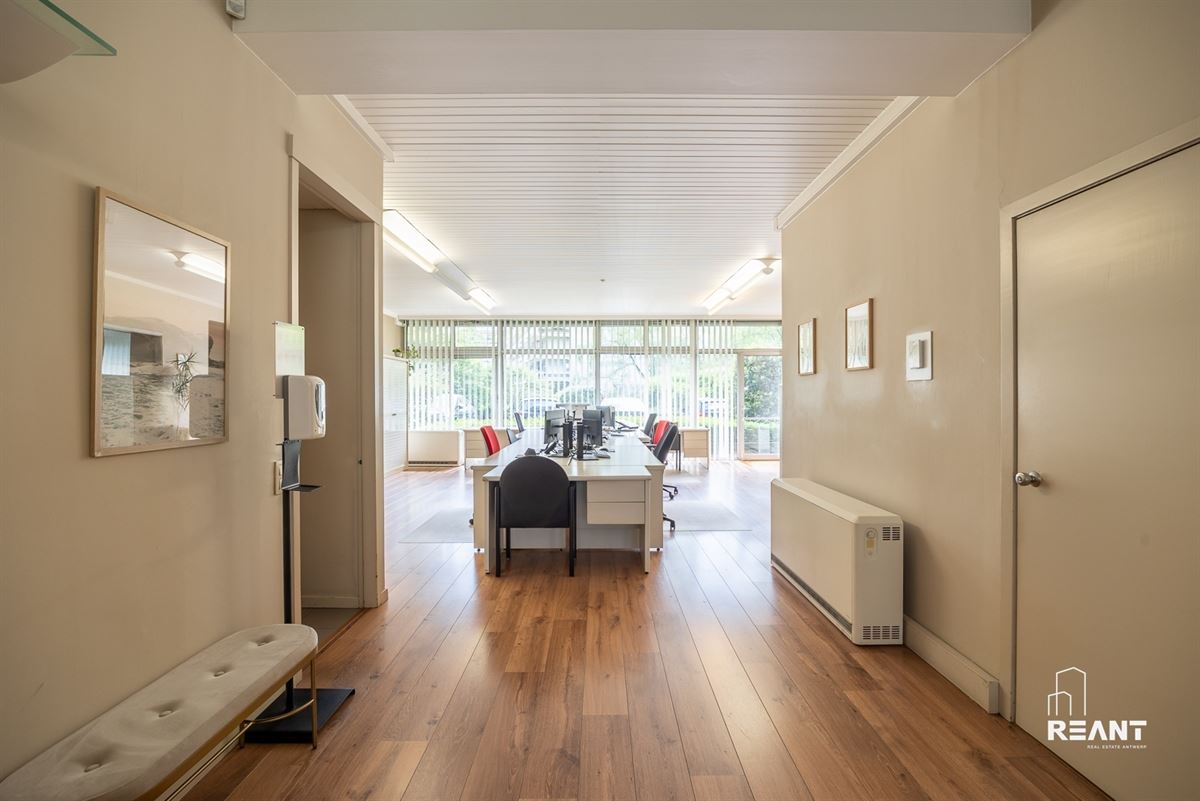 Gelijkvloers kantoor van ca. 220 m² met 8 privatieve buitenstaanplaatsen.