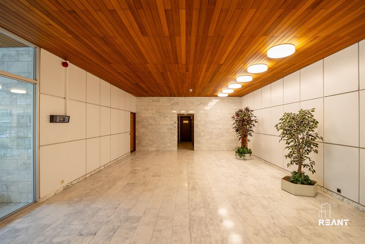 Gelijkvloers kantoor van ca. 220 m² met 8 privatieve buitenstaanplaatsen.