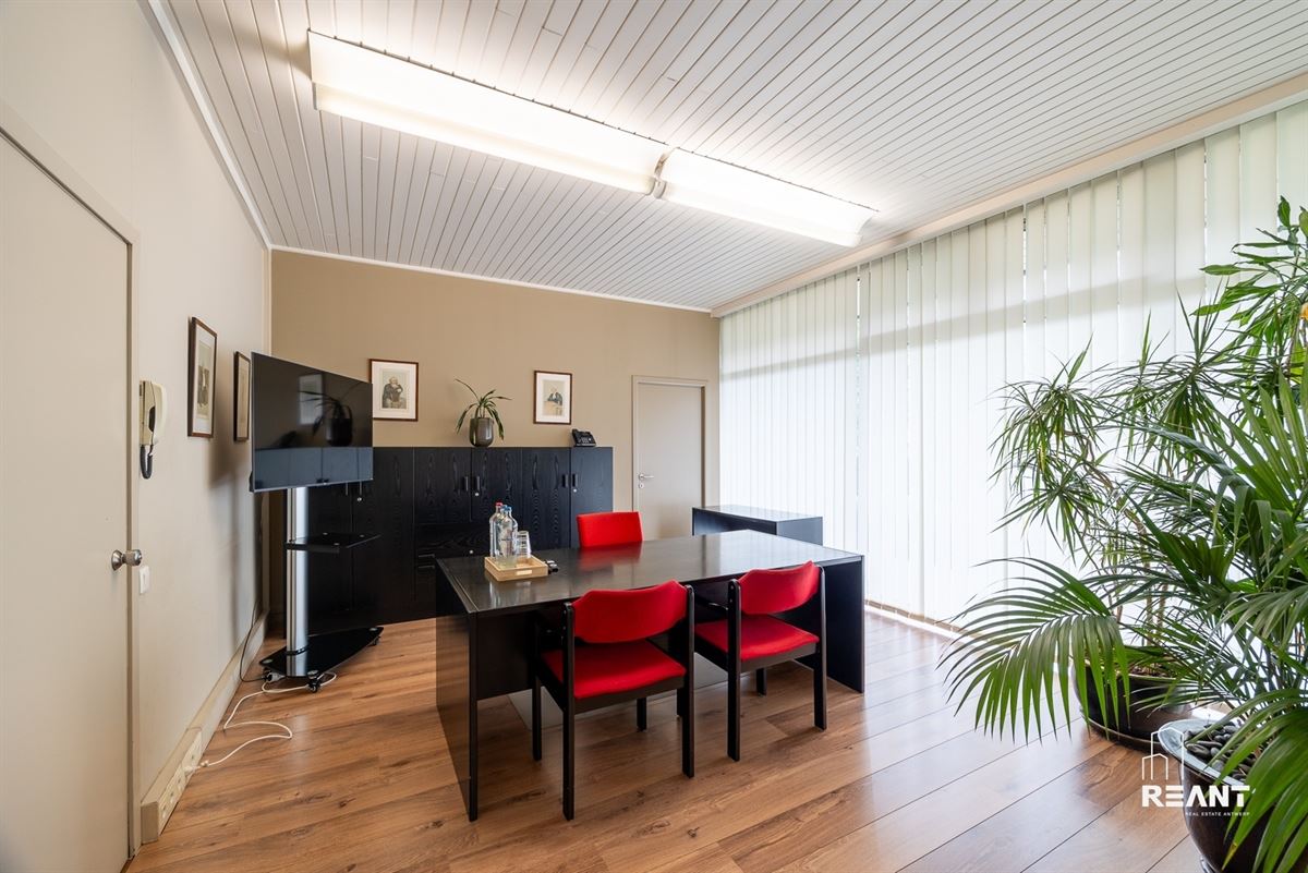 Gelijkvloers kantoor van ca. 220 m² met 8 privatieve buitenstaanplaatsen.