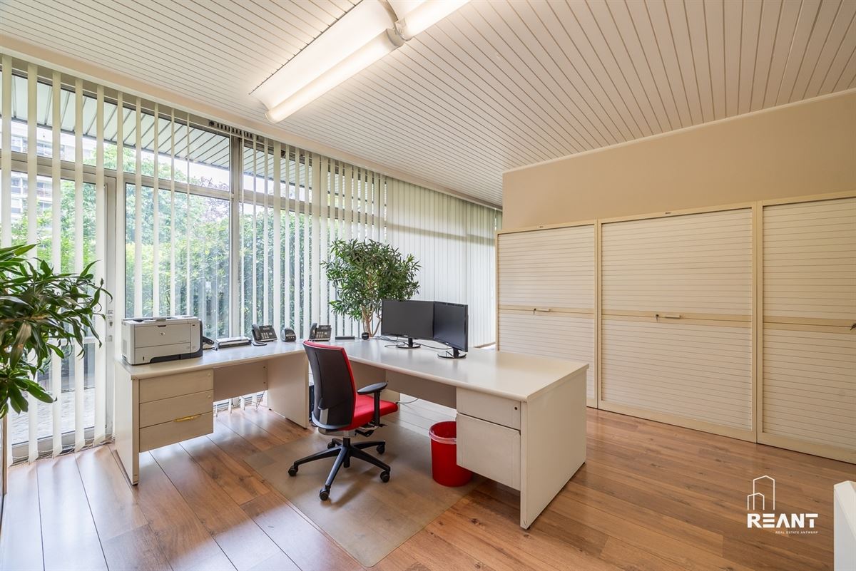 Gelijkvloers kantoor van ca. 220 m² met 8 privatieve buitenstaanplaatsen.