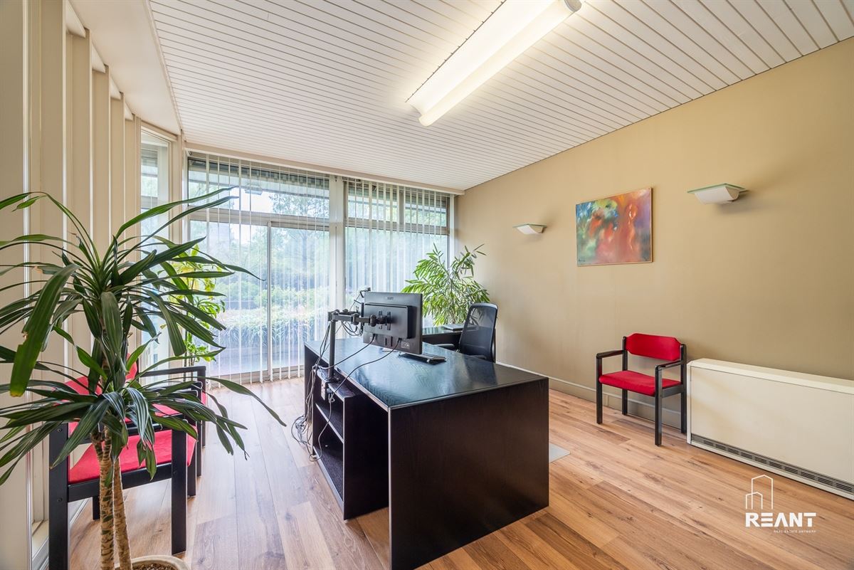 Gelijkvloers kantoor van ca. 220 m² met 8 privatieve buitenstaanplaatsen.