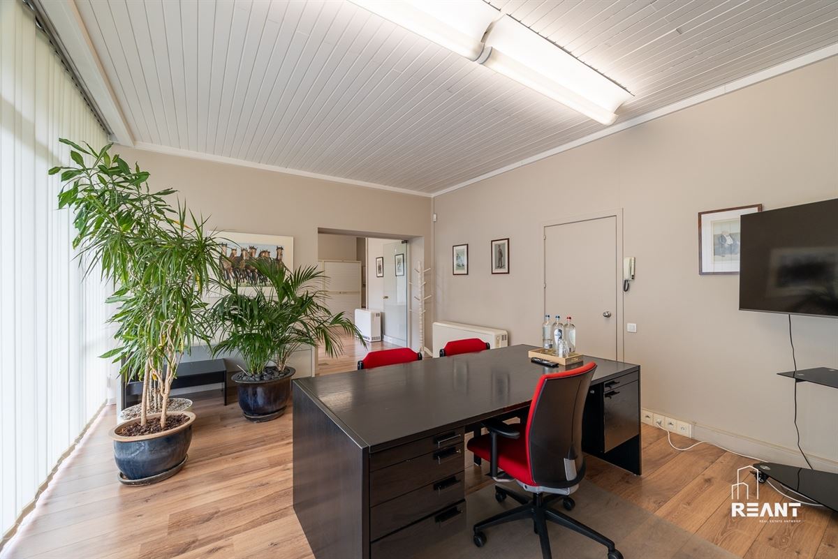 Gelijkvloers kantoor van ca. 220 m² met 8 privatieve buitenstaanplaatsen.
