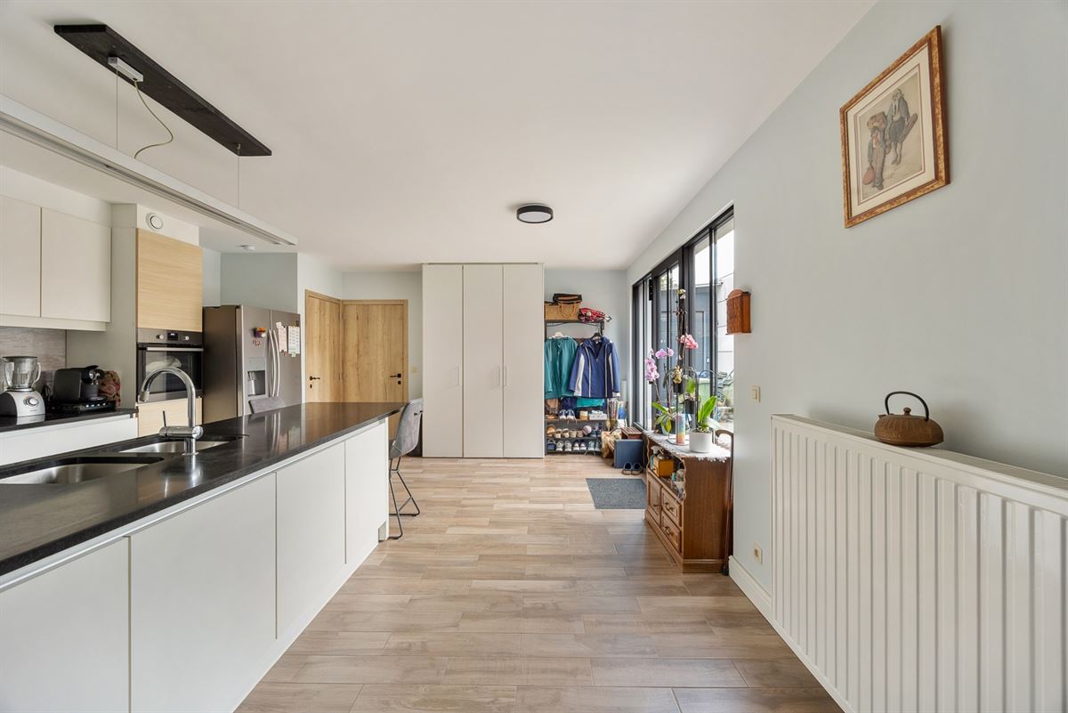 Gelijkvloers appartement met tuin en ruime garage/magazijn.