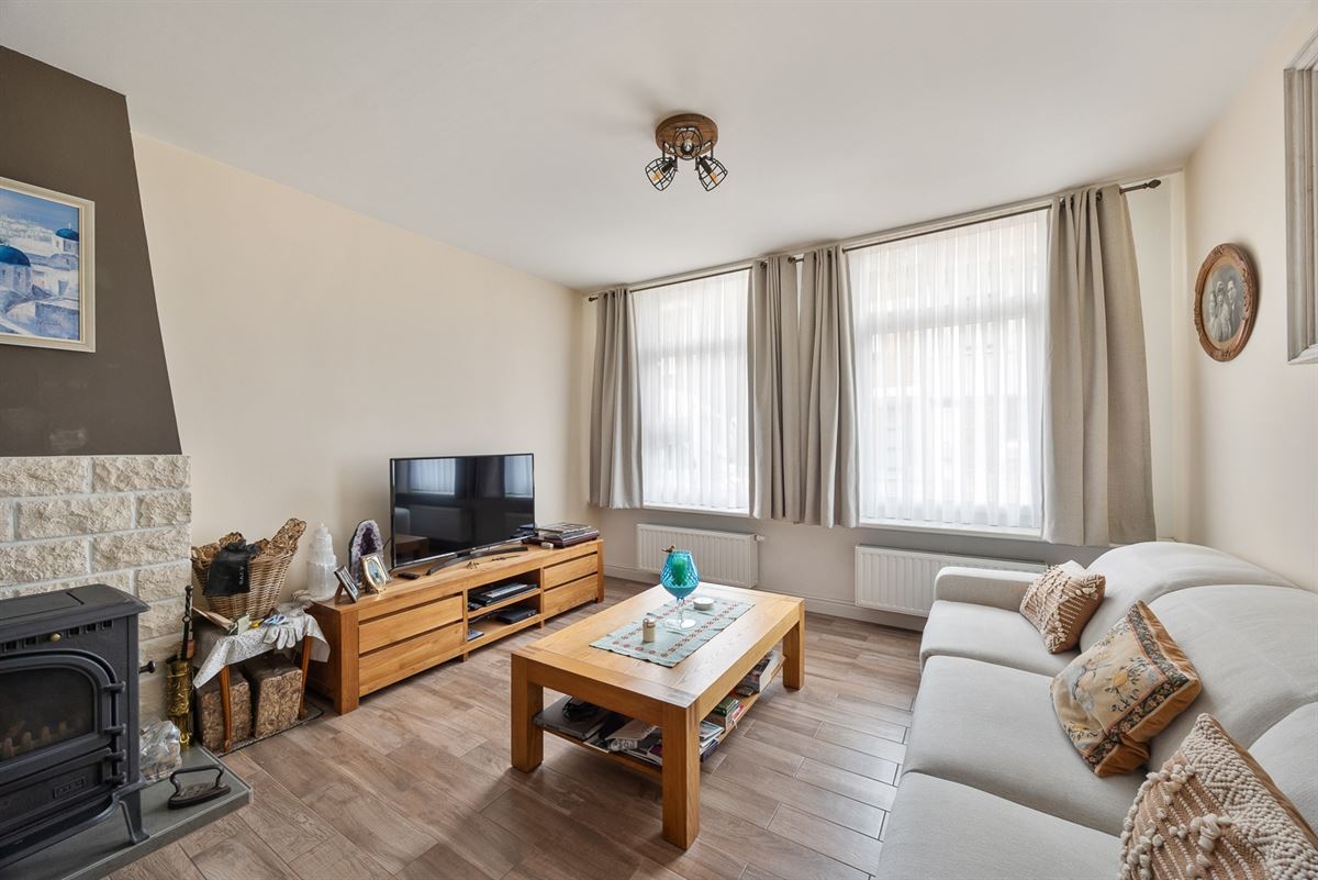 Gelijkvloers appartement met tuin en ruime garage/magazijn.