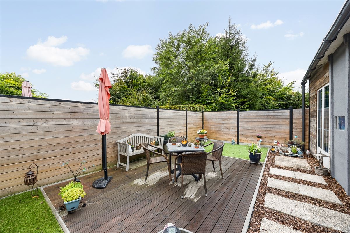 Gelijkvloers appartement met tuin en ruime garage/magazijn.