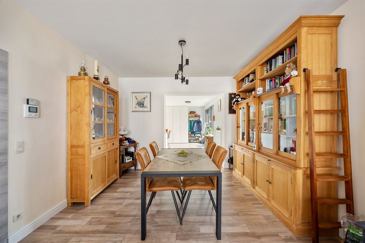 Gelijkvloers appartement met tuin en ruime garage/magazijn.