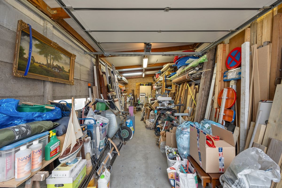 Gelijkvloers appartement met tuin en ruime garage/magazijn.