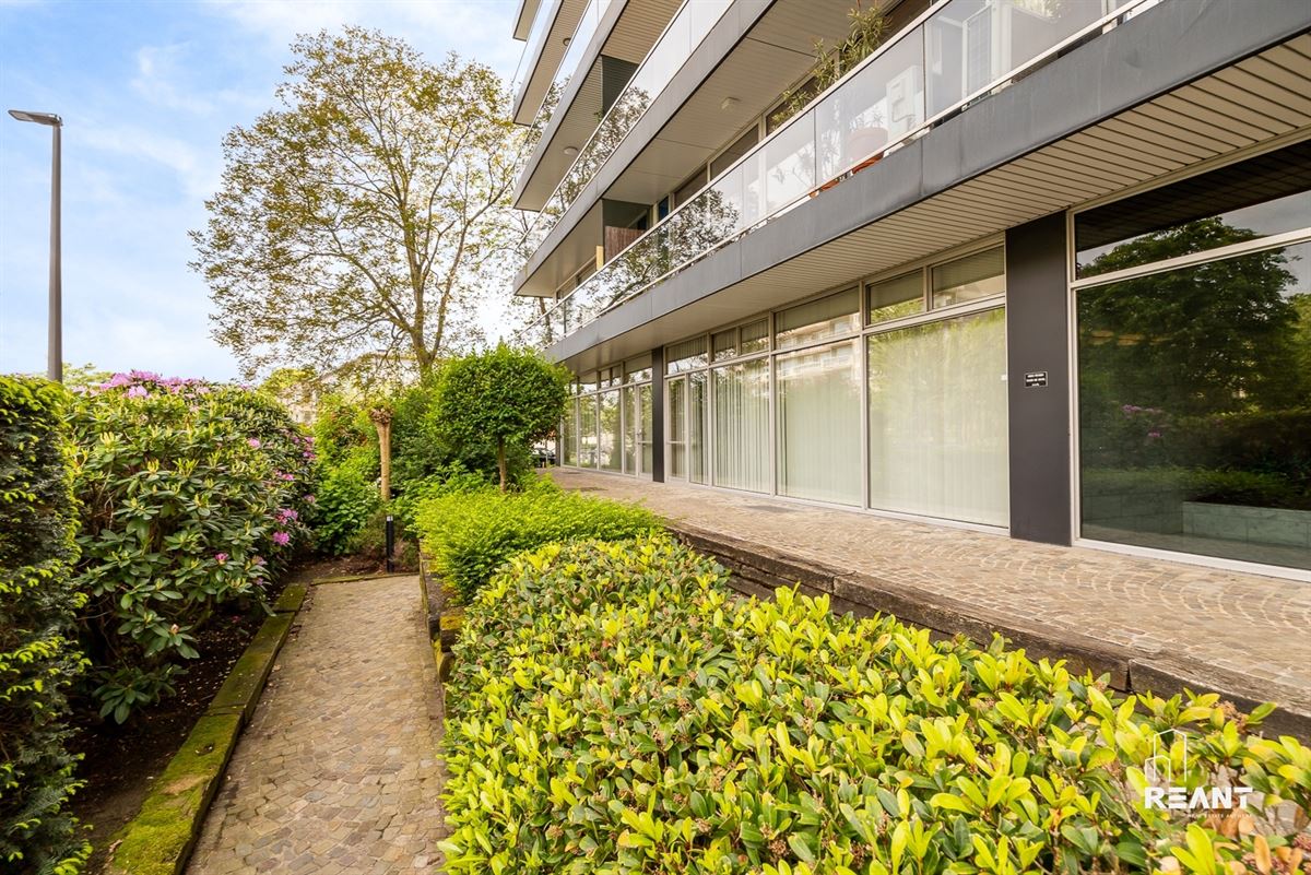 Gelijkvloers kantoor van ca. 220 m² met 8 privatieve buitenstaanplaatsen.