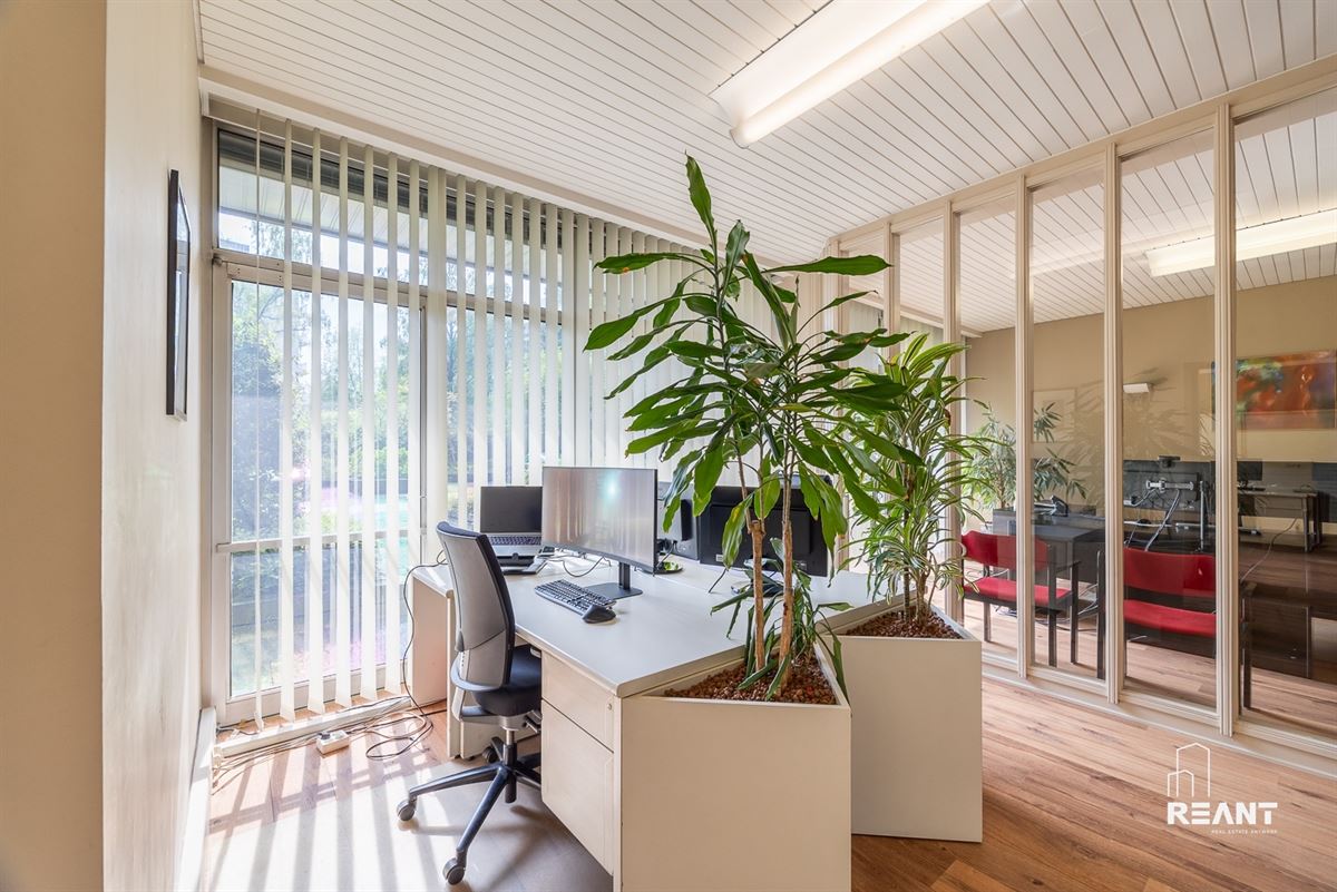 Gelijkvloers kantoor van ca. 220 m² met 8 privatieve buitenstaanplaatsen.